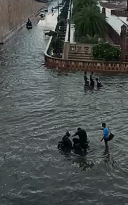 तस्वीर लखनऊ की है। मरीन ड्राइव और अंबेडकर पार्क की सड़कों पर घुटनों तक पानी भरा है।