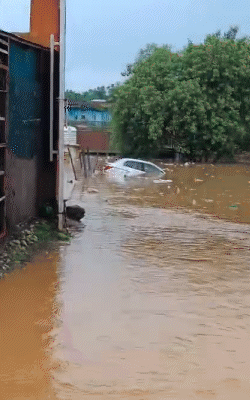 चित्रकूट में घर के बाहर खड़ी कारें डूब गई हैं।