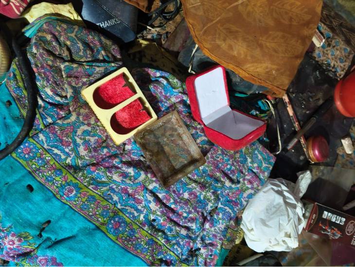लूटपाट के बाद खुली पड़ी जेवरातों की डिब्बी