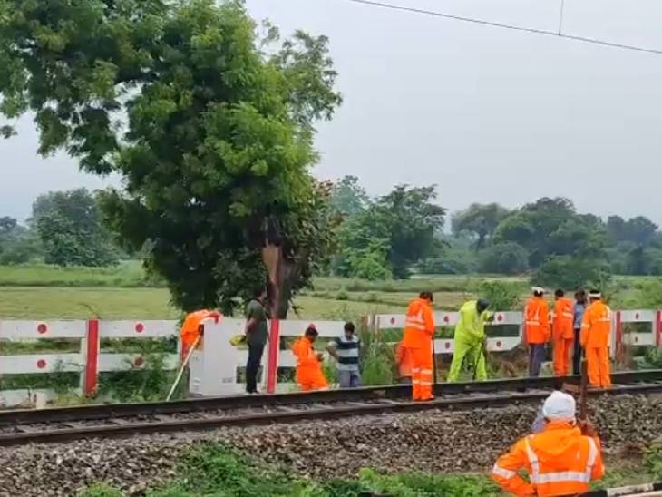 UP के कानपुर जिले में धंसा रेलवे ट्रैक, कालिंदी एक्सप्रेस रोकने से टला बड़ा हादसा