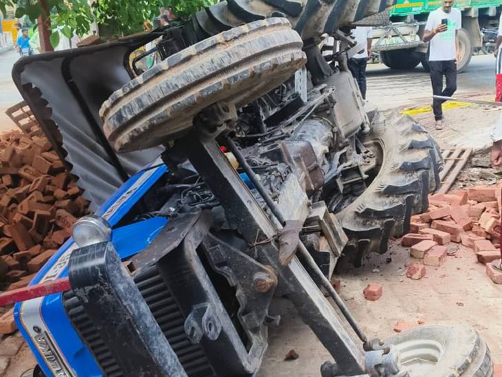 रोहटा थाना क्षेत्र में शनिवार सुबह हादसे के बाद पलटी ईंट से भरी ट्रैक्टर-ट्रॉली।