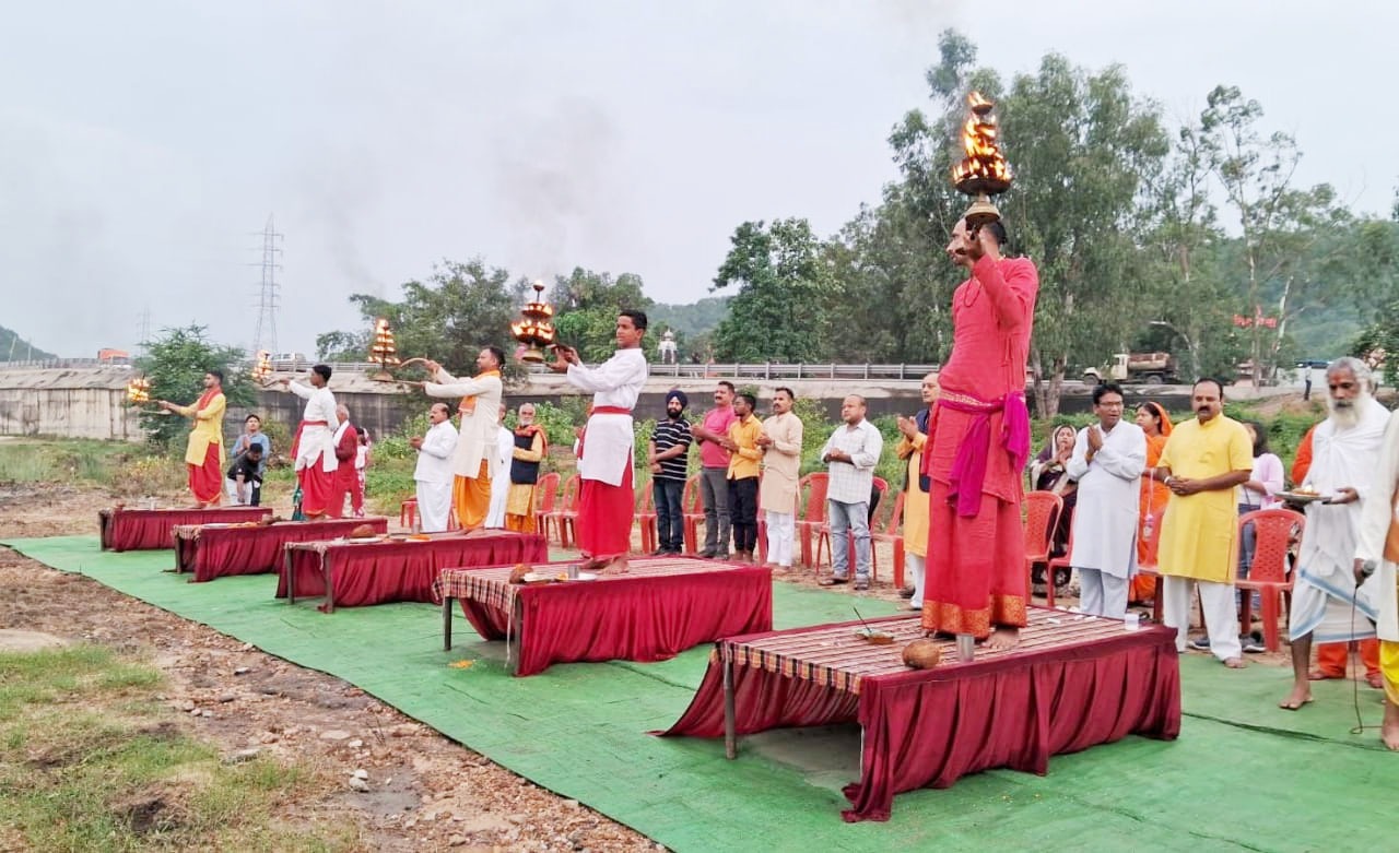 Hasdev Aarti was organized at Sarvamangala Ghat | सर्वमंगला घाट पर किया ...
