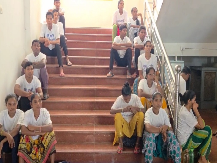 सुकमा में 1 करोड़ 18 लाख रुपए के 23 नक्सलियों ने सरेंडर किया है।