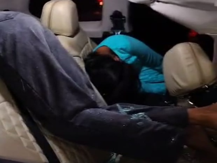 स्कॉर्पियो वाहन में पिछली सीट पर पड़े घायल