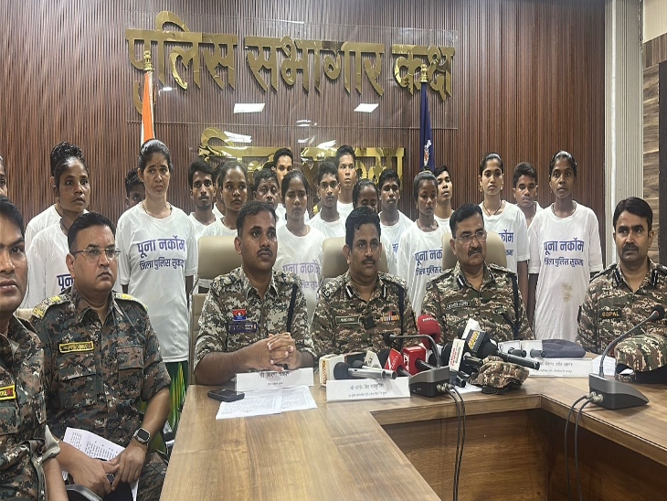 CRPF DIG और SP के सामने किए सरेंडर।