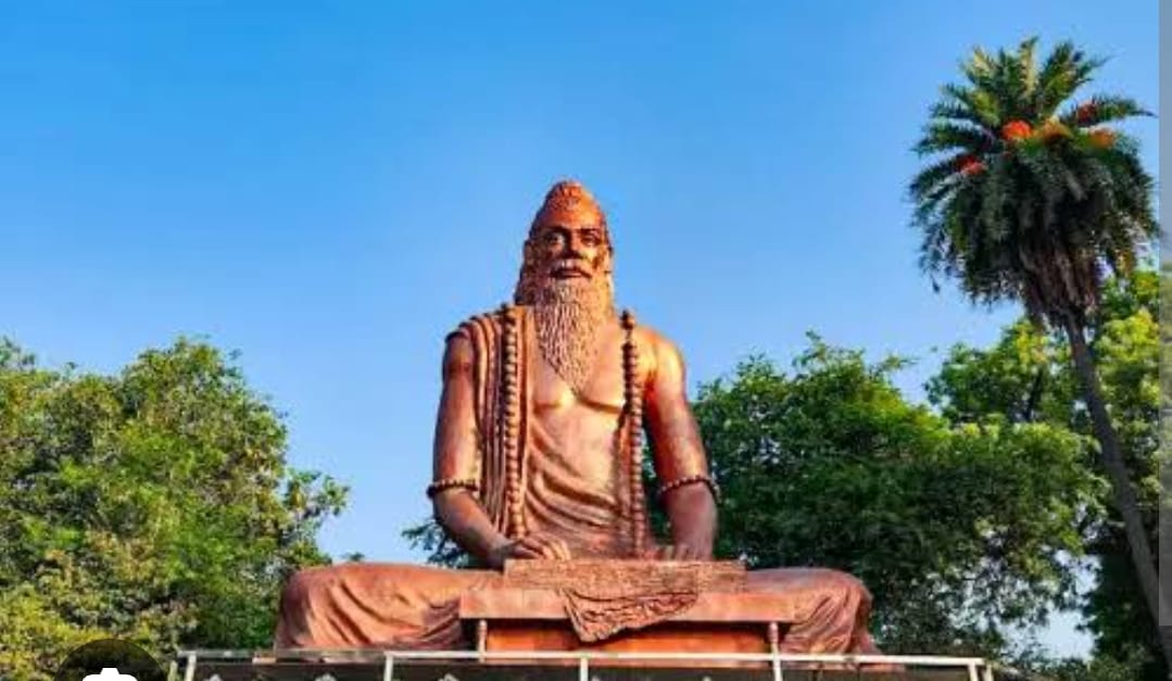 आश्रम के पास स्थित चौराहे पर लगी महर्षि भारद्वाज की प्रतिमा।