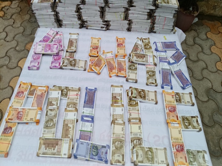 ये सब मनोरंजन वाले नकली नोट हैं, जो आरोपियों से बरामद हुए।