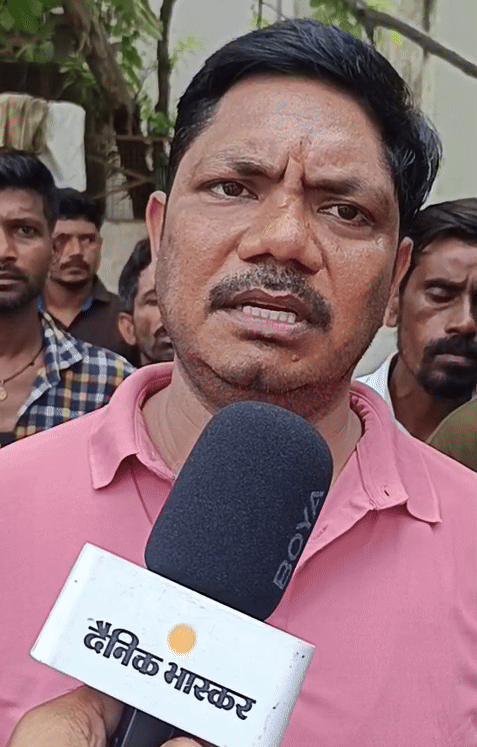 स्थानीय अनुराग ने कहा- जब लोग नाले की सफाई करने आए थे तभी उसका स्लैब टूटा।