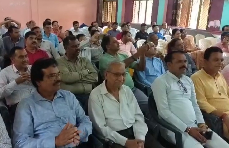 कार्यक्रम में उपस्थित शिक्षक।