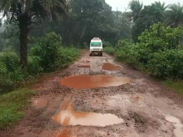 ऐसी है सड़क की हालत।