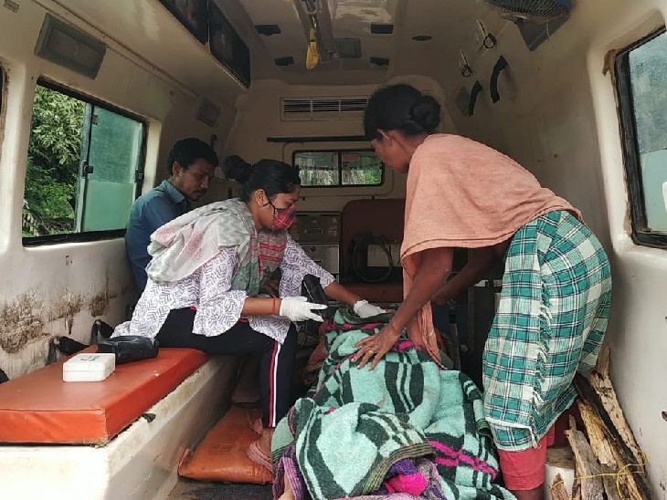 108 में महिला को बिठाया गया।