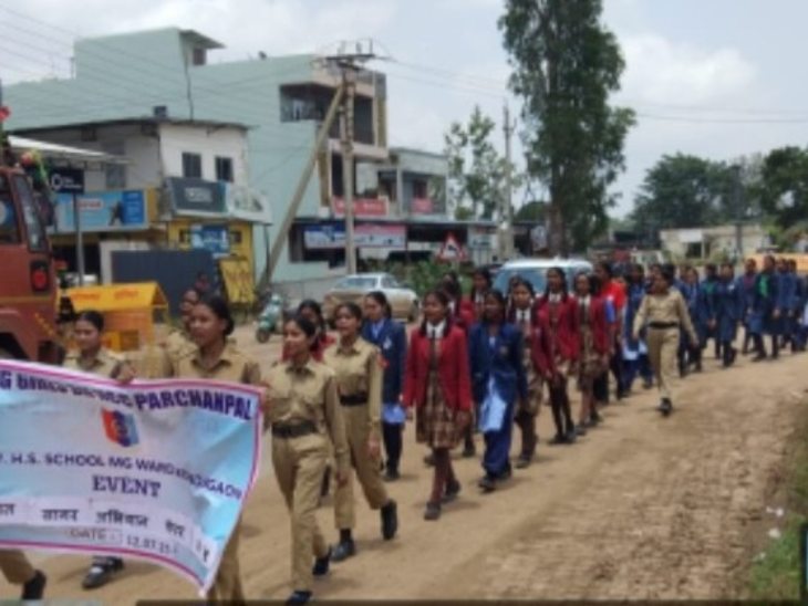 रैली निकालकर लोगों को जागरूक किया ।