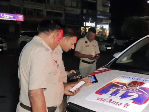 सूचना के बाद मौके पर पहुंचकर मामले की जांच करती पुलिस।