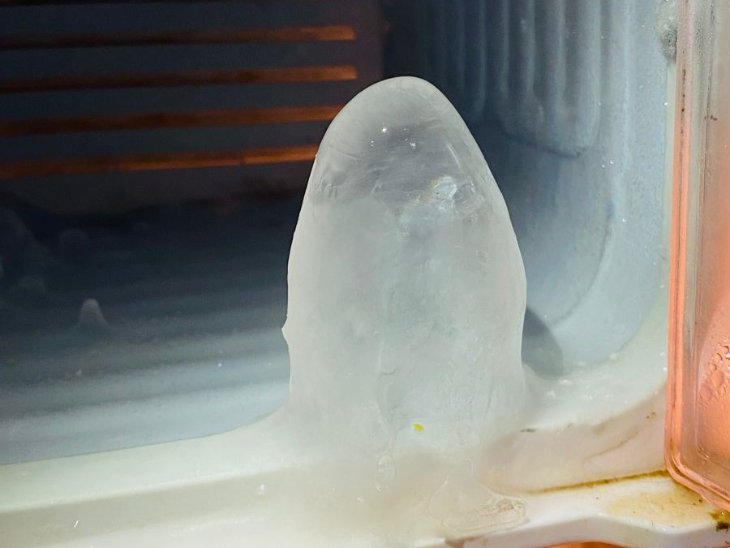 रविवार की सुबह फ्रिज खोलने पर बर्फ से शिवलिंग का आकार बना दिखाई दिया।