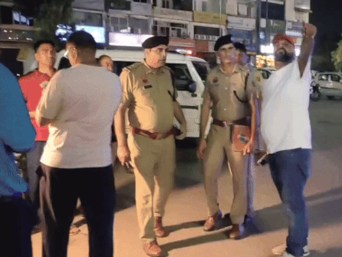 वारदात की जानकारी देते पुलिस को कॉल करने वाला युवक।