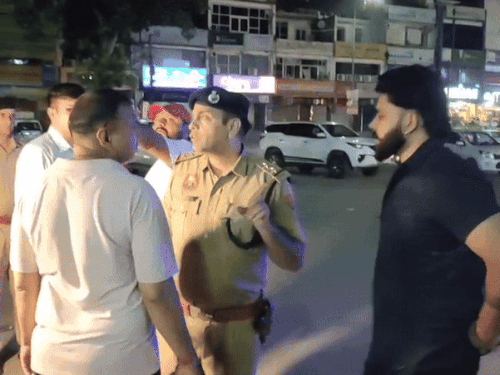 शराब के ठेके पर काम करने वाले युवक से पूछताछ करती पुलिस।