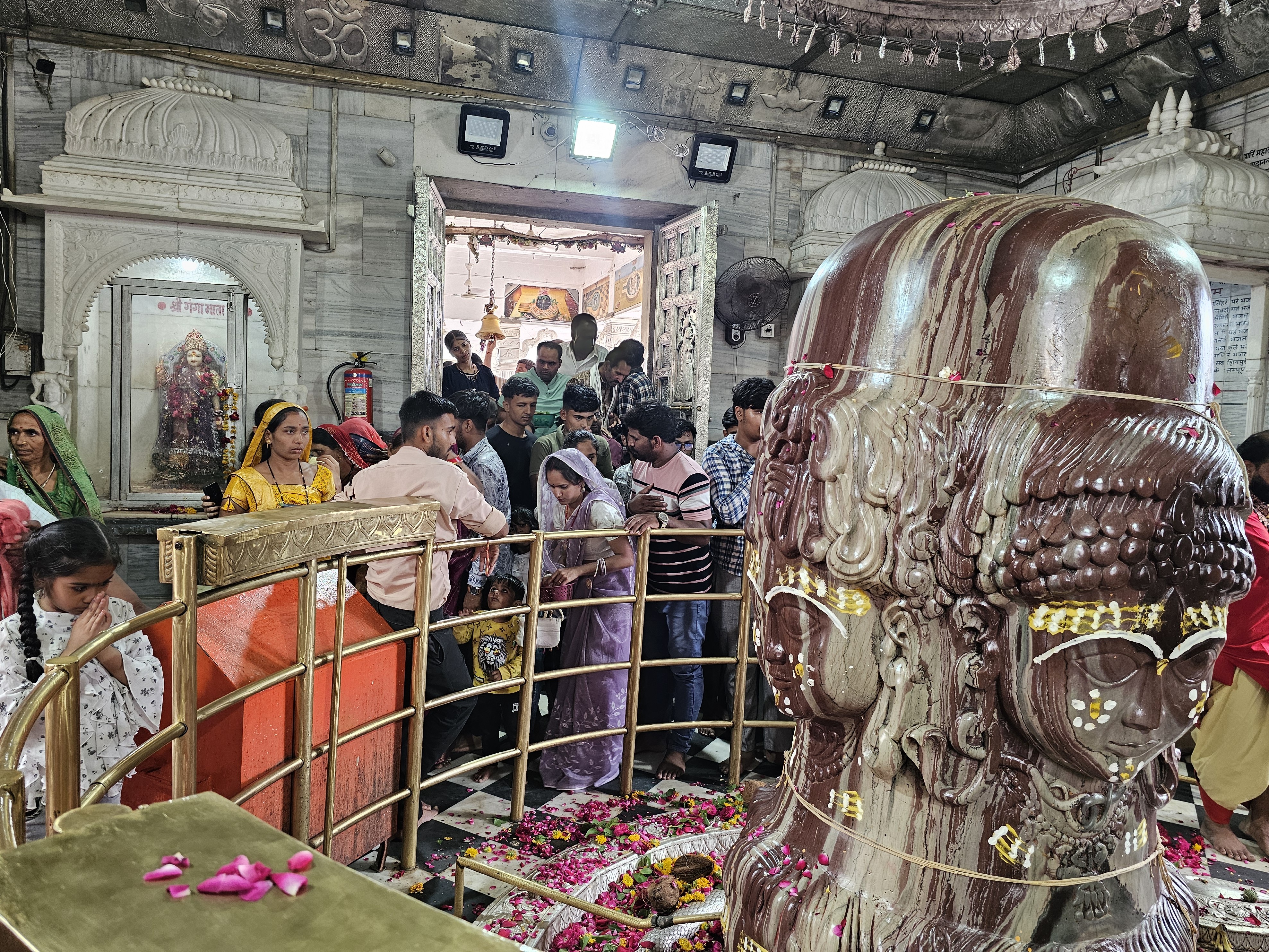 प्रतिमा में भगवान शिव के आठ मुंह हैं।