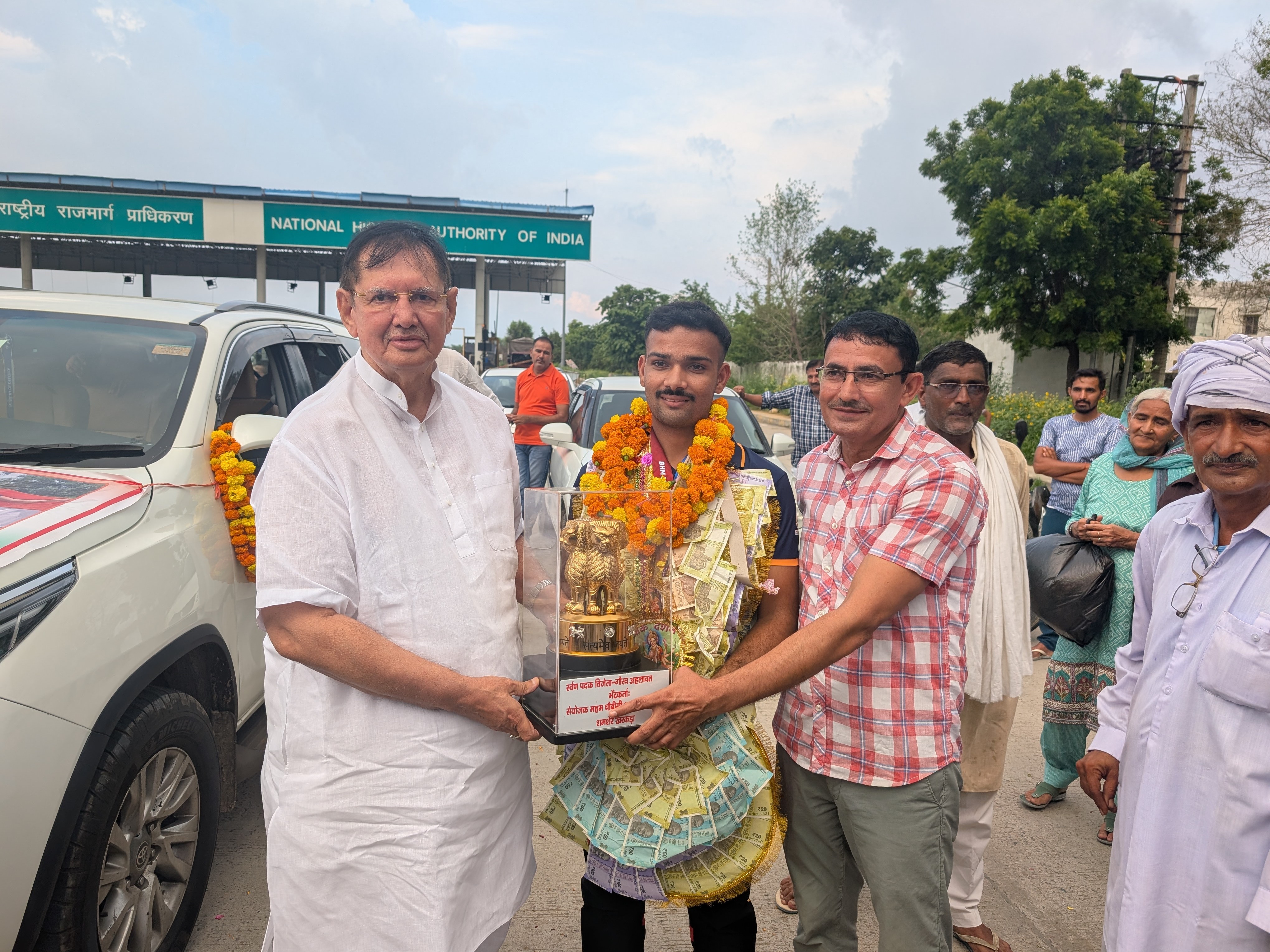 समाजसेवी शमशेर खरकड़ा गौरव को सम्मानित करते हुए।