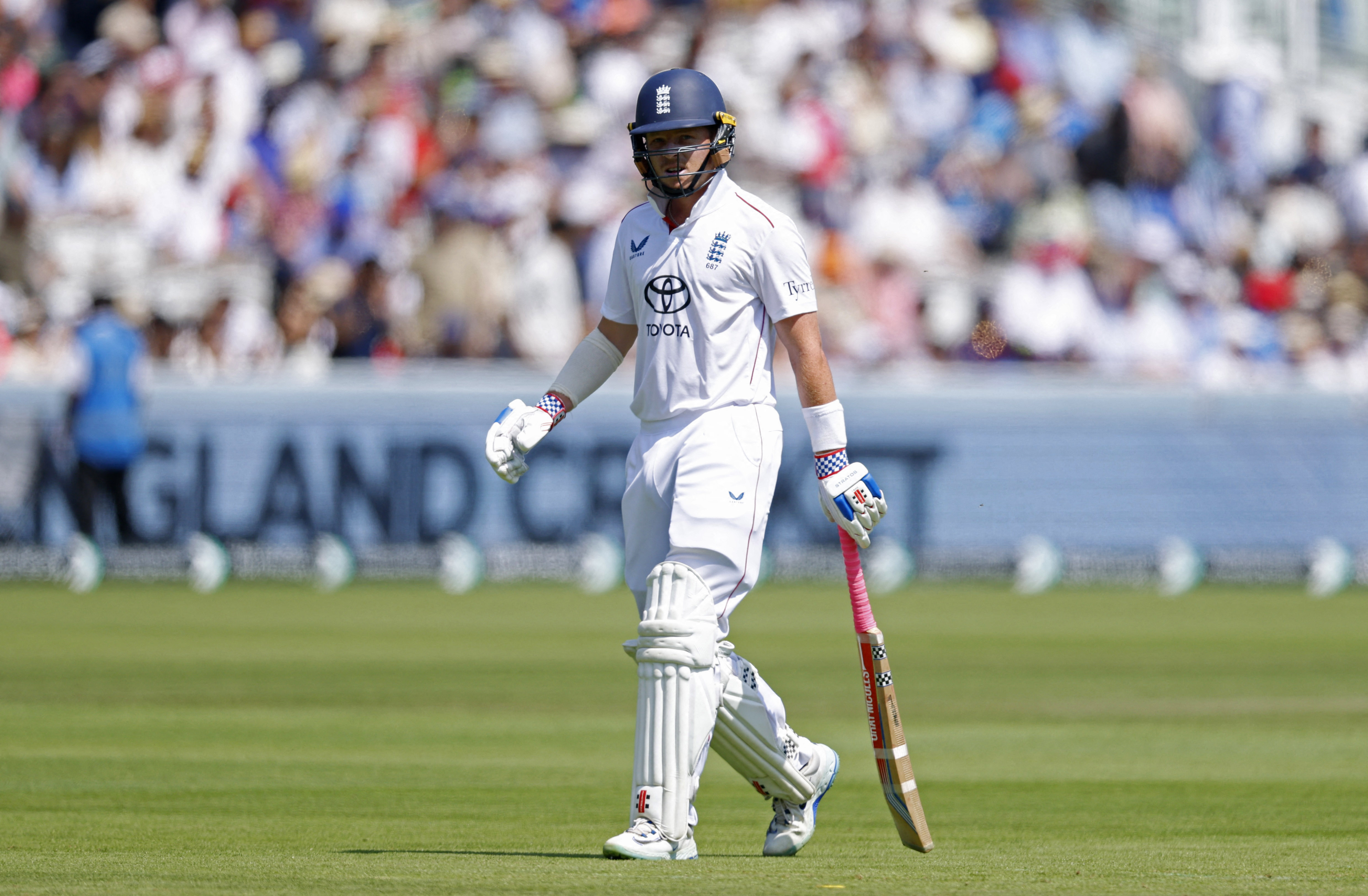 ओली पोप 4 रन बनाकर आउट हुए।