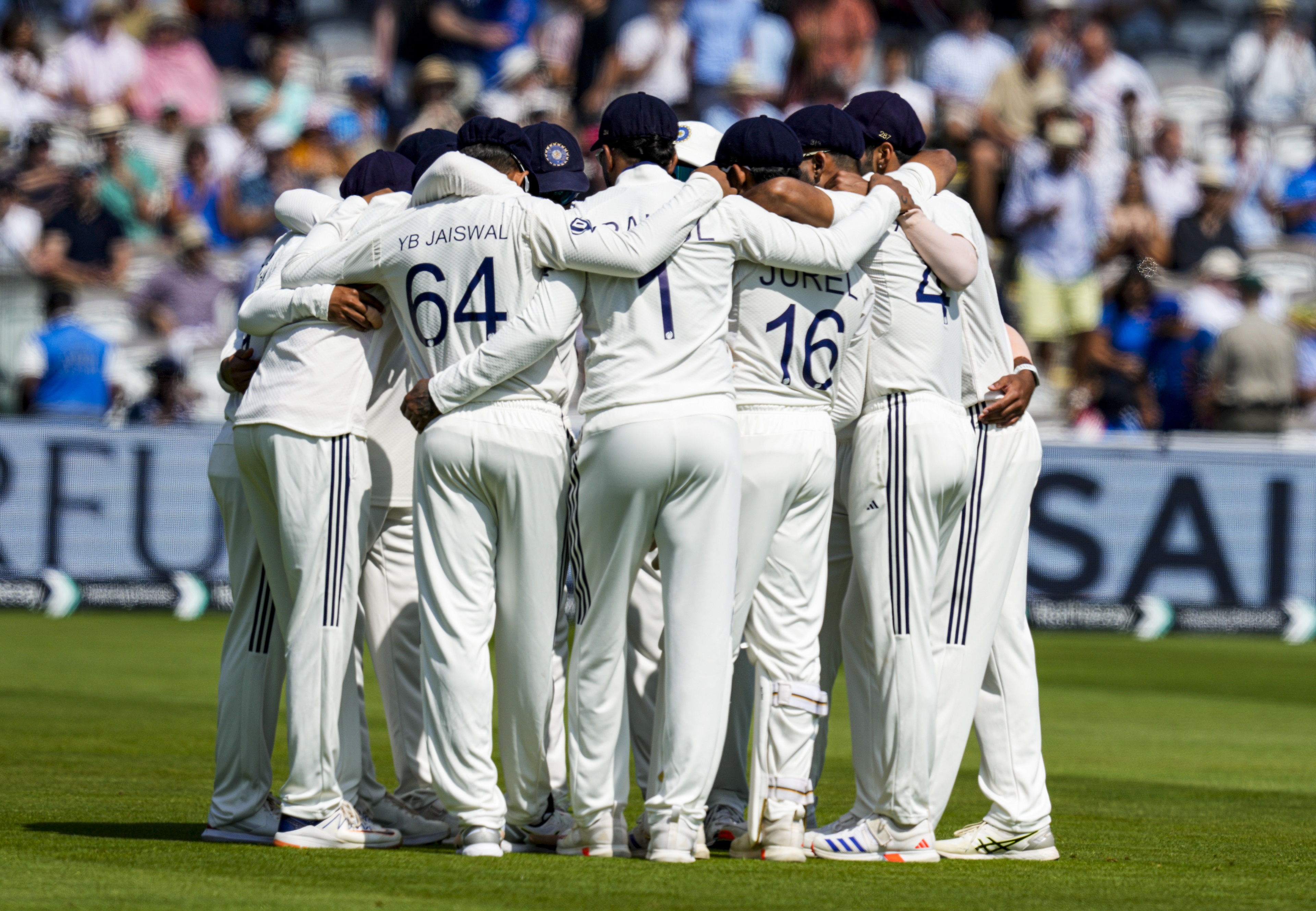 दिन का खेल शुरू होने से पहले भारतीय फील्डर्स।