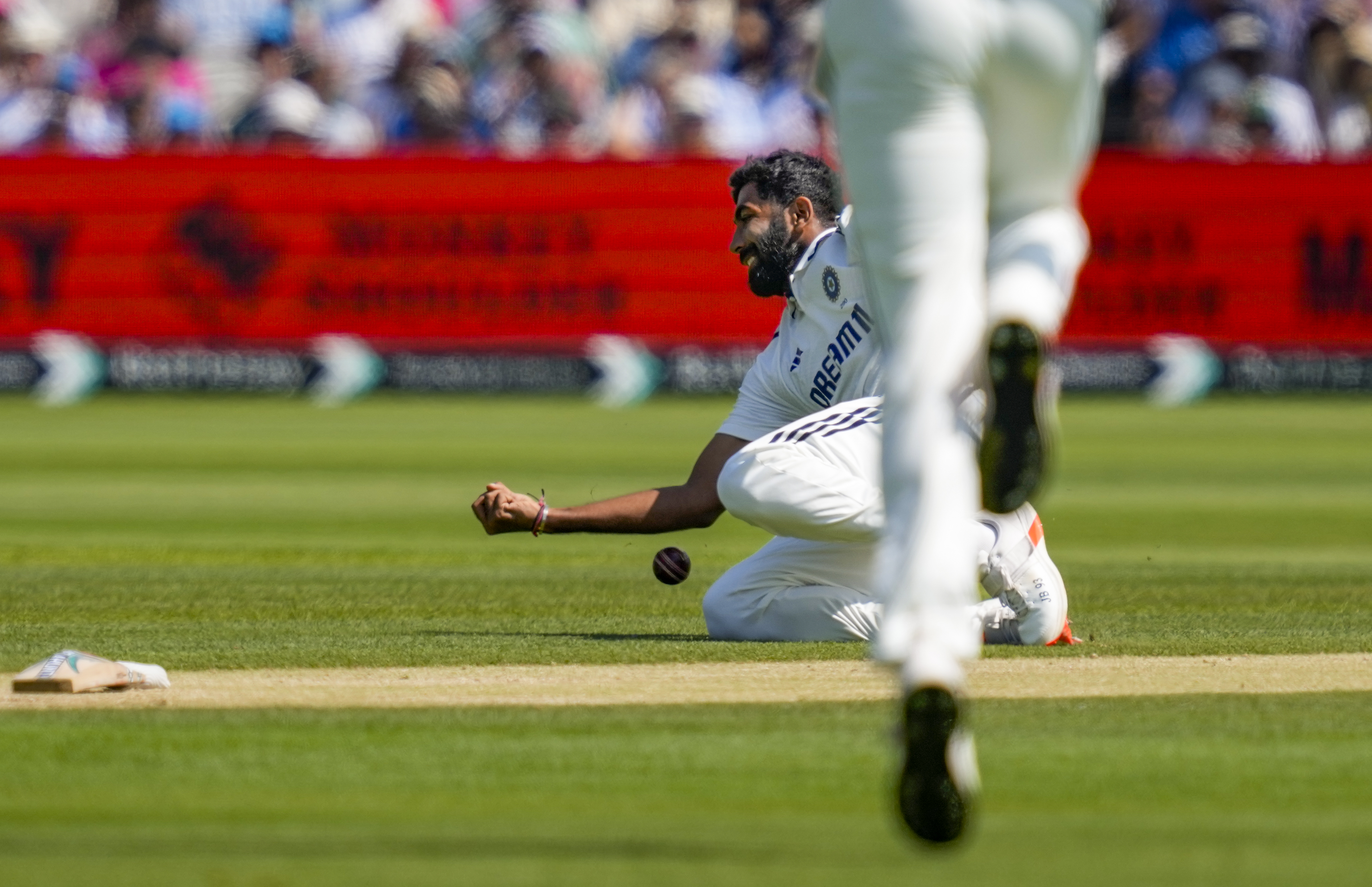 बुमराह ने एक हाथ से कैच लेने की कोशिश की, लेकिन पकड़ नहीं पाए।