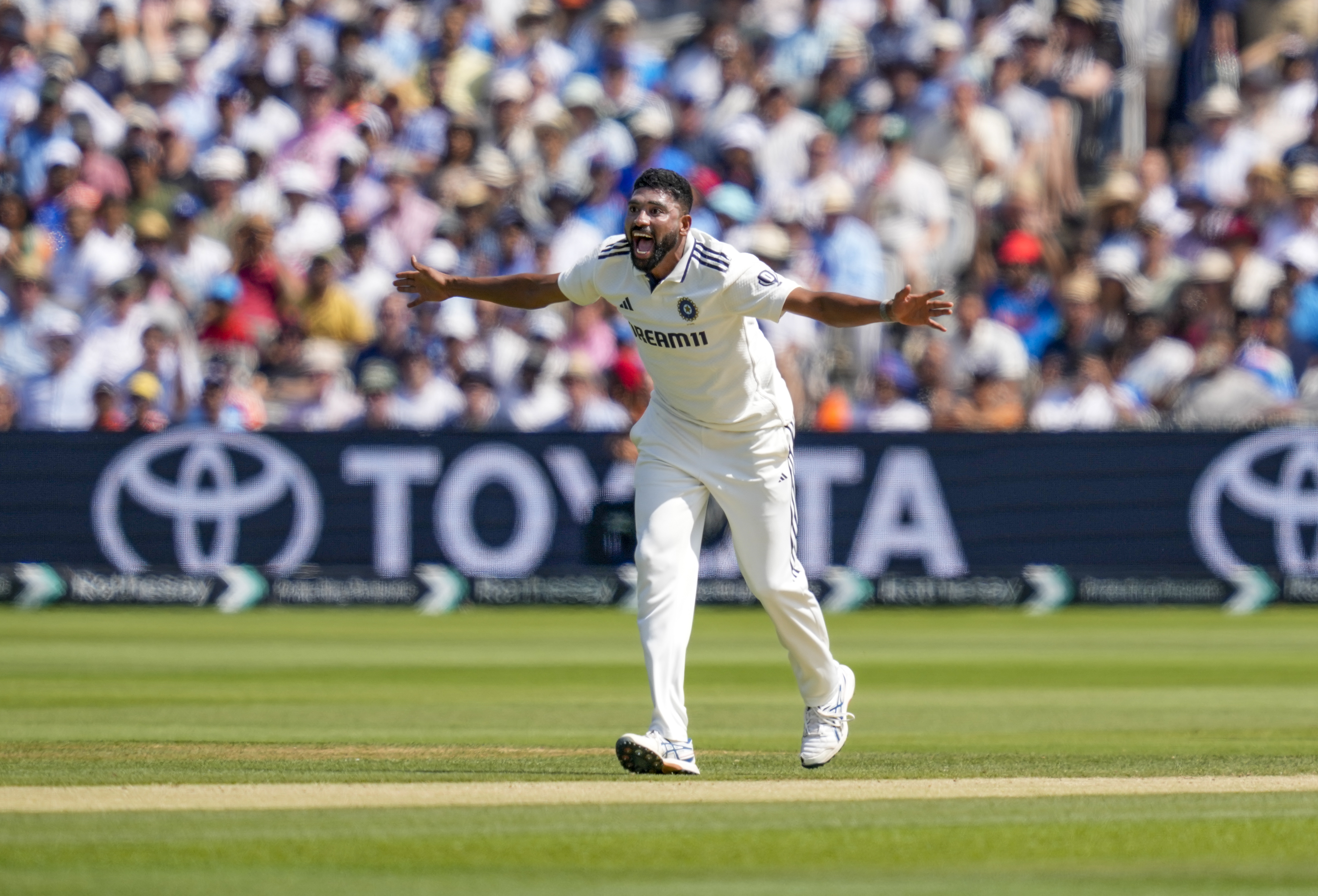 डकेट का विकेट सेलिब्रेट करते मोहम्मद सिराज।