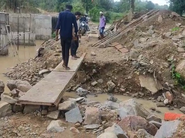 लकड़ी और लोहे की मदद से बनाया अस्थायी रास्ता।