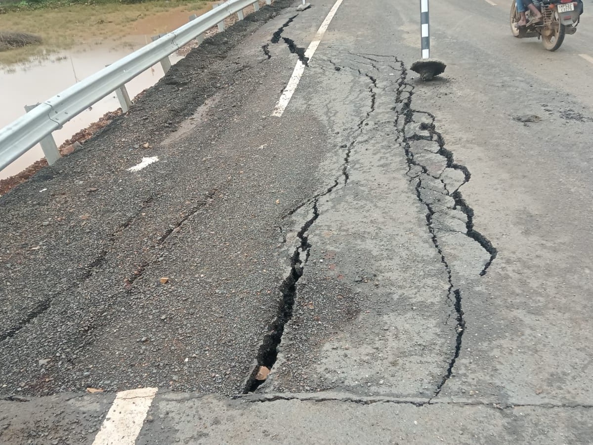 पुल की सड़क भी किनारे से धंस गई।