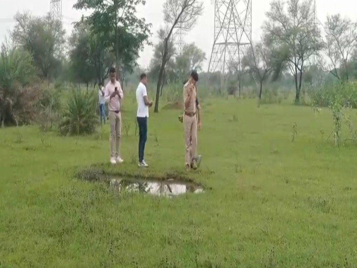 2 फीट गहरे गड्ढे में तैरता मिला शव