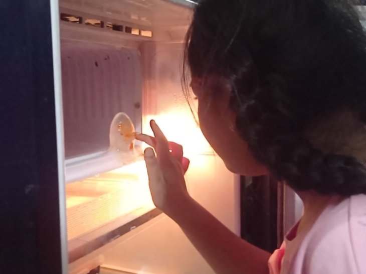 बच्चों ने शिवलिंग की आकृति पर तिलक लगाया और आशीर्वाद लिया।