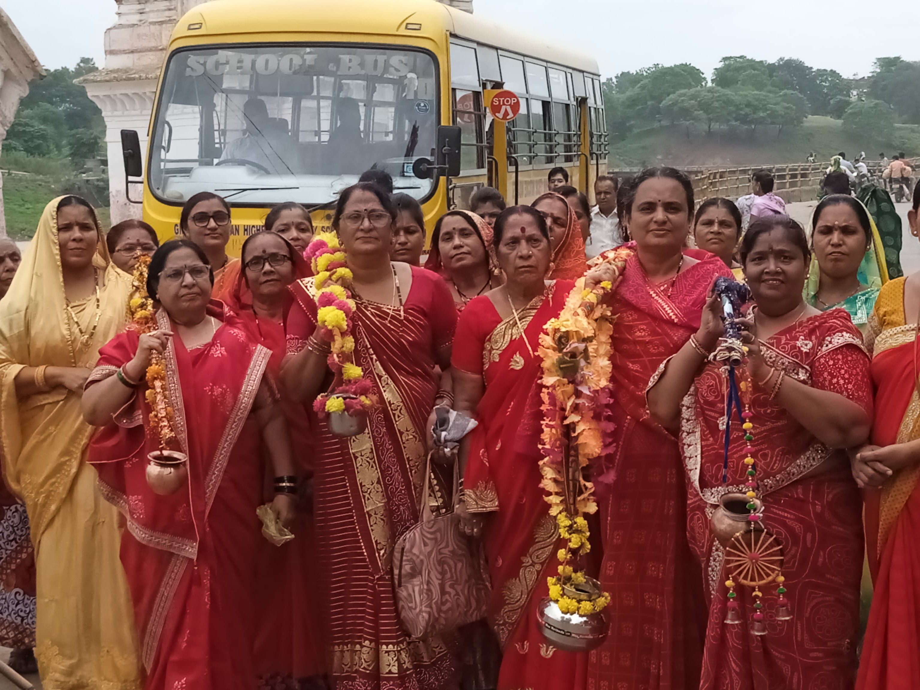 कांवड़ यात्रा में शामिल आदिशक्ति महिला मंडल की महिलाएं।