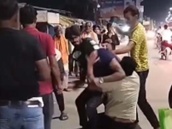 6 युवकों ने मिलकर युवक से की मारपीट। पीड़ित के हाथ-पैर और सिर पर चोट आई है।