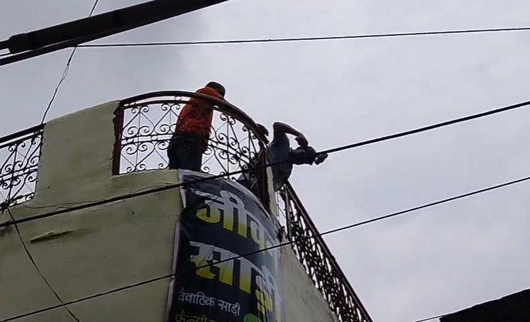 अतिक्रमण के दौरान लोग मौजूद रहे।
