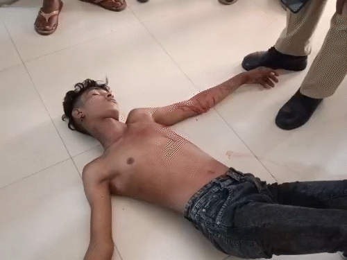 बिलासपुर में वारदात के बाद अस्पताल के फर्श पर तड़पता रहा घायल नाबालिग।