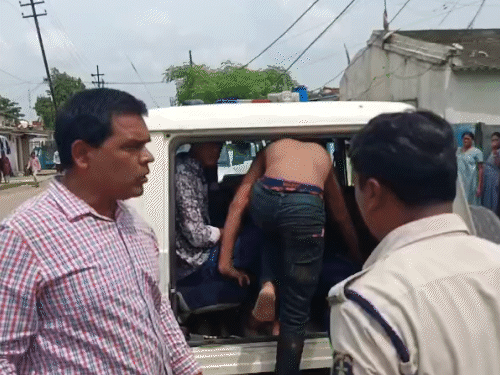 वारदात में शामिल कुछ संदिग्धों को पुलिस अपने साथ थाने लेकर गई।