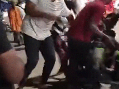 पुलिस ने पीड़ित की शिकायत पर 6 आरोपियों के खिलाफ अपराध दर्ज किया है।