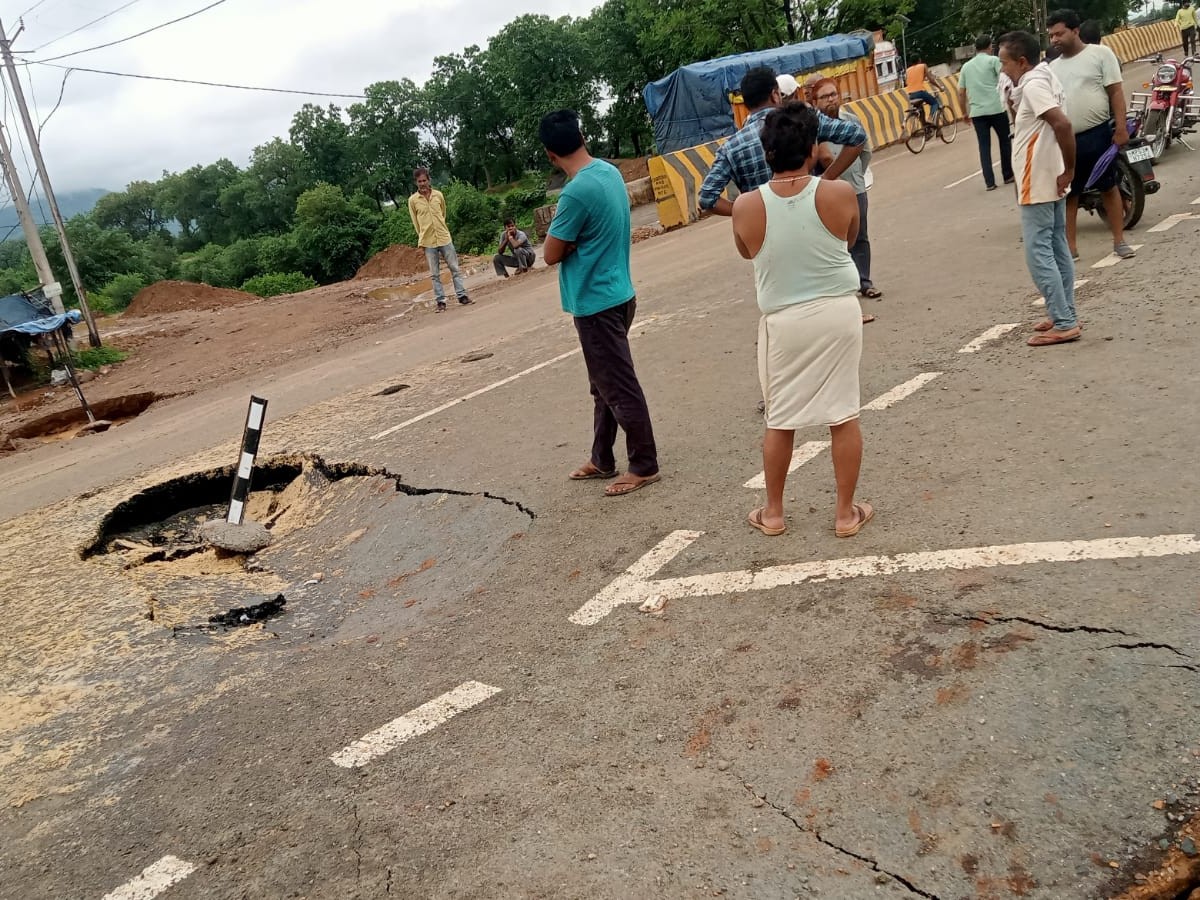 पुल से लगी सड़क धंसी।