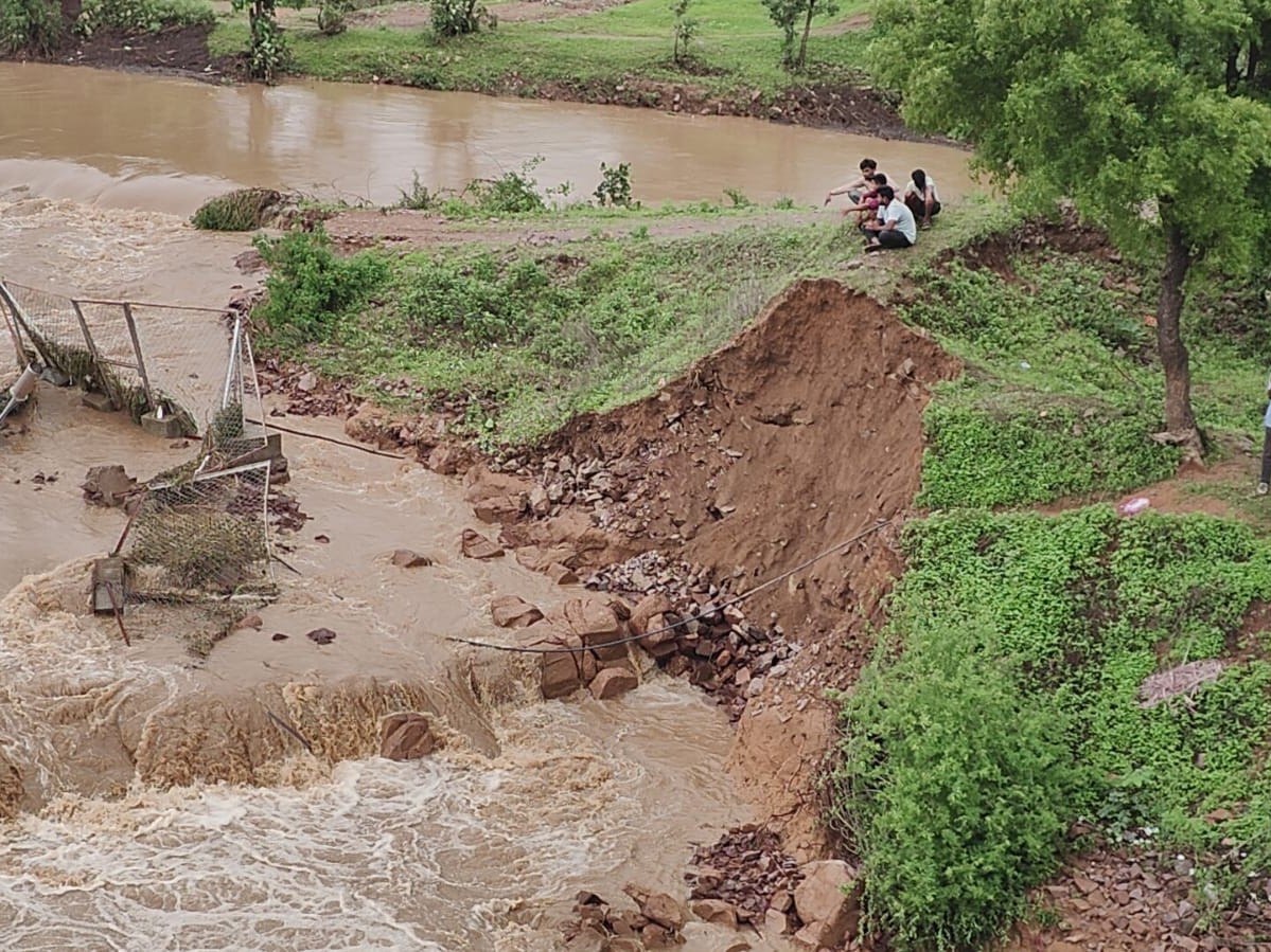 पड़रिया गांव में बांध टूटने से पड़रिया और जालौन के ग्रामीण तेज बहाव में फंस गए।