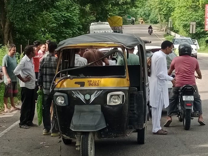 मुबारिकपुर में ऑटो बैरिकेड से टकराकर पलटा।