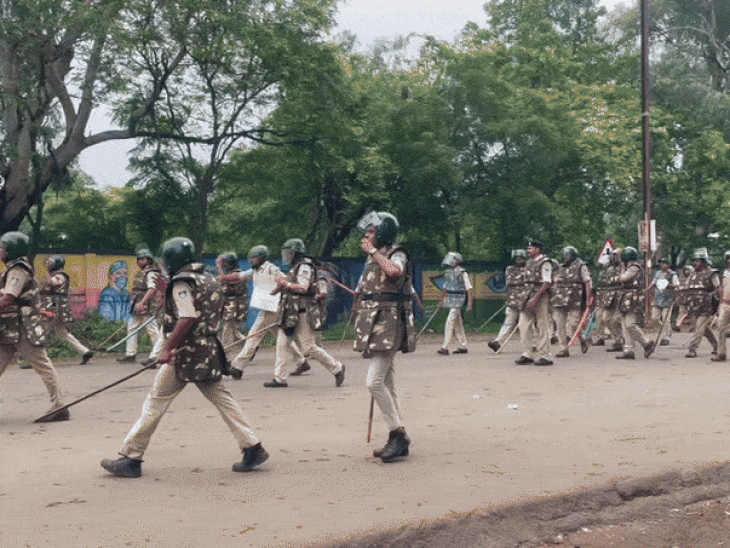 A large number of activists retreated after leaving tear gas shells.