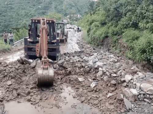 हिमाचल में मंडी जिले में शनिवार को पंडोह डैम के पास कैंची मोड़ पर भूस्खलन हुआ।