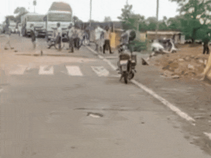 सड़क और पुल का ज्वाइंट अलग हुई।