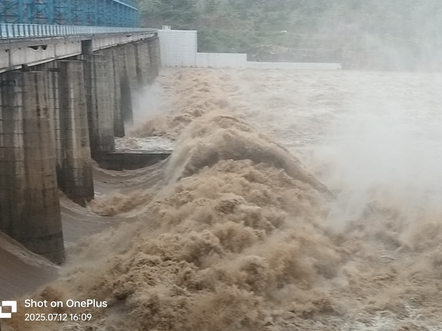 रनगुंवा डेम के 15 गेट 10 साल बाद खोले गए।