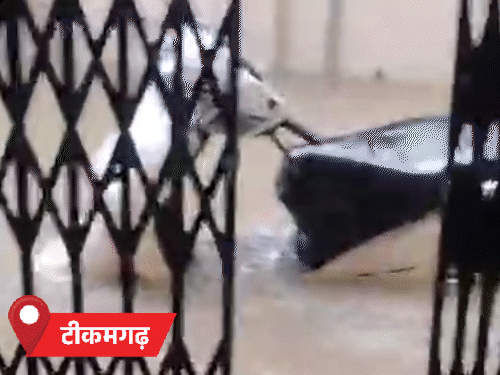 MP के टीकमगढ़ में कई जगहों पर 2 से 3 फीट तक पानी भर गया है। यहां हनुमान सागर तालाब ओवरफ्लो है।