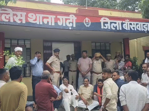 विधायक शनिवार शाम को गढ़ी थाने के बाहर बैठ गए।