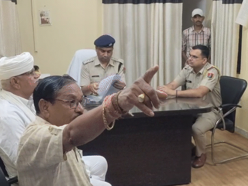 थाने के अंदर जाने के बाद विधायक ने CI पर घूसखोरी के आरोप लगाए।