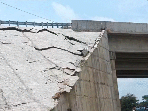 निर्माण एजेंसी और संबंधित अधिकारियों के खिलाफ कार्रवाई की मांग।