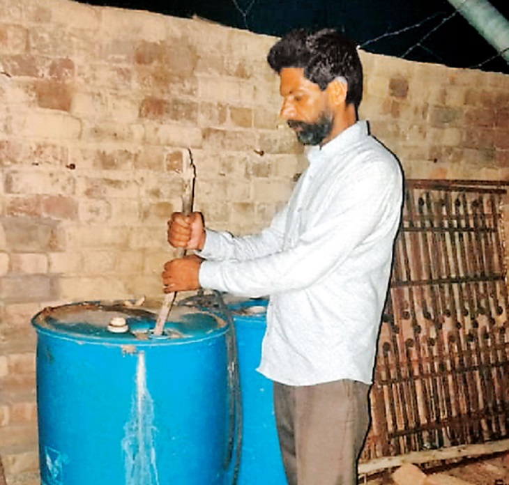 लस्सी का घोल तैयार करता हुआ किसान(