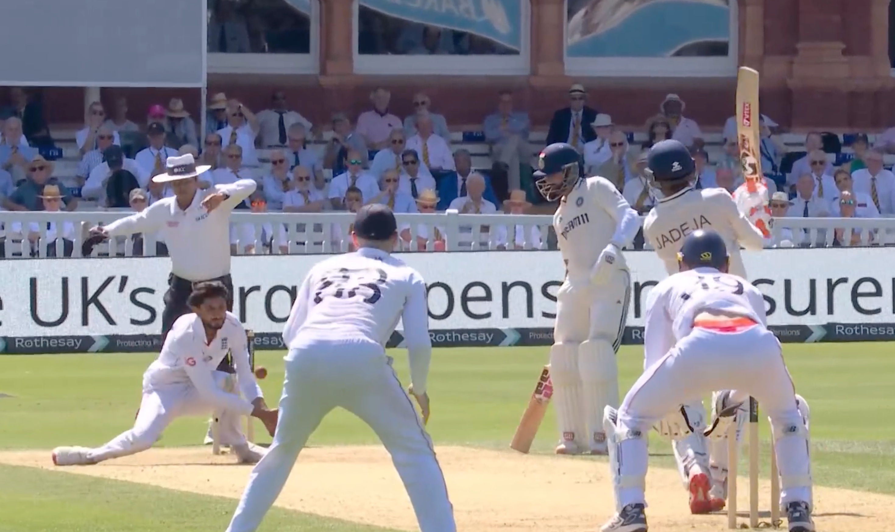 शोएब बशीर को रवींद्र जडेजा के शॉट खेलने पर चोट लगी थी।