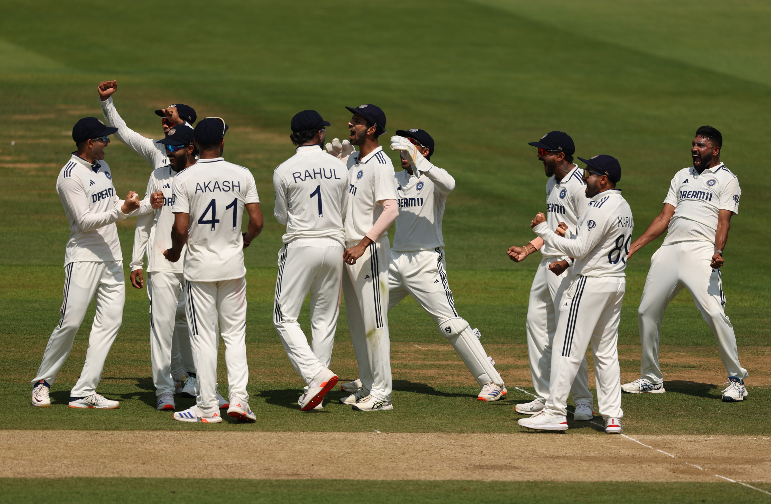 पोप का विकेट सेलिब्रेट करते भारतीय खिलाड़ी।